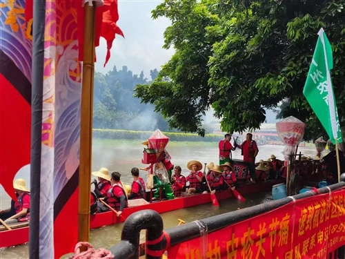 Аромат Zongzi наповнює вулиці, човни-дракони мчать на воді